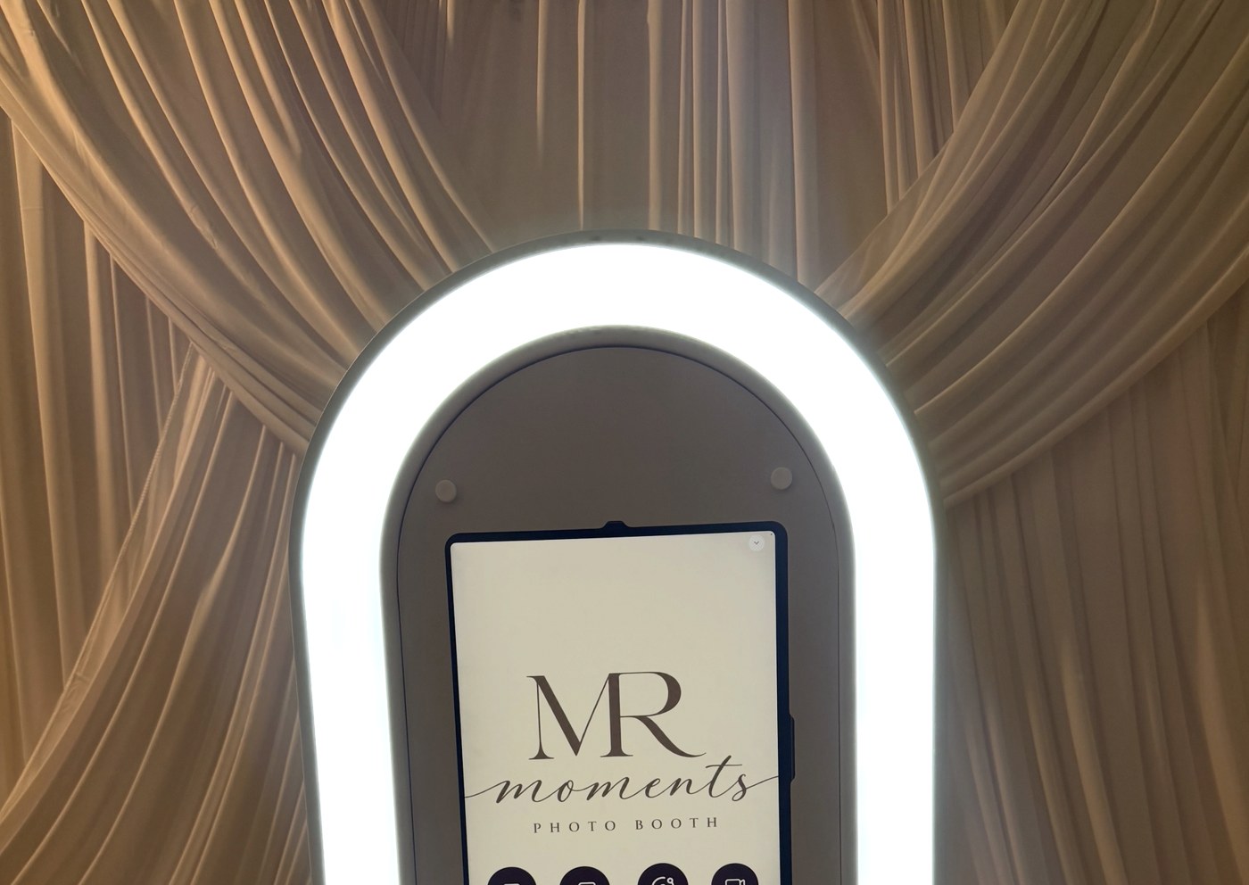 Photo booth MR Moments con aro de luz frente a cortinas color champagne